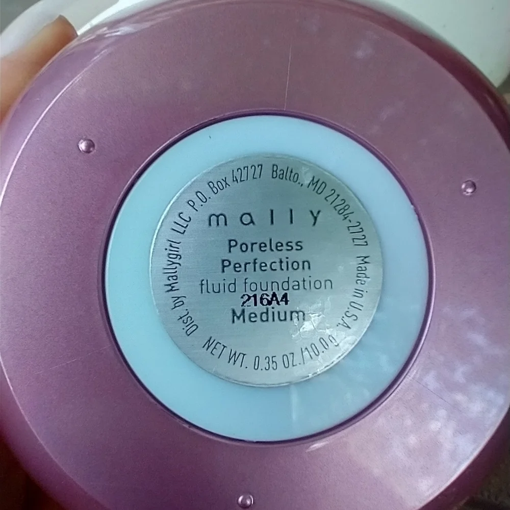 Women's mally poreless perfection fluid foundation